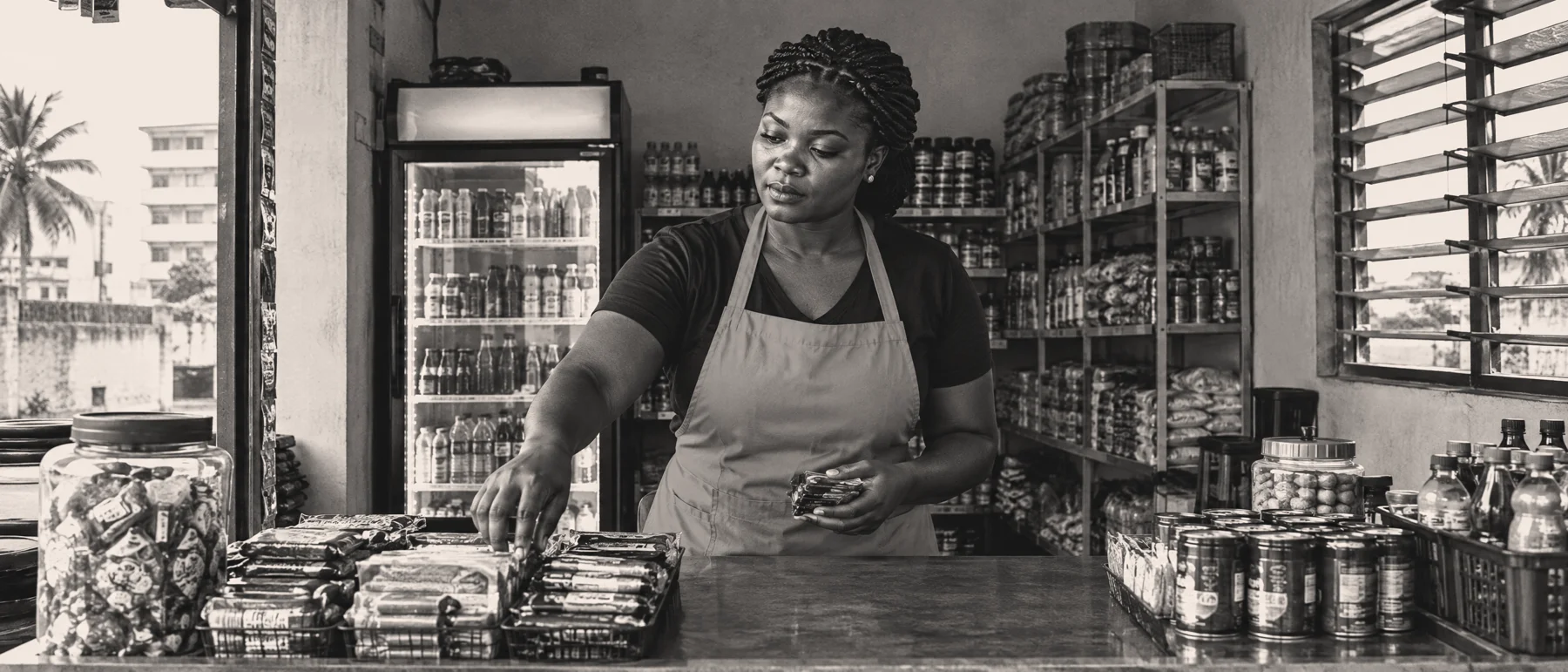 Scène illustrée d’une commerçante ivoirienne dans sa boutique à Abidjan